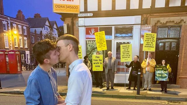 Beso gay Chester teatro