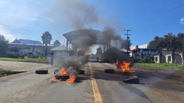 Comuneros de Michoacán retoman cierre carretero en Carapan-Uruapan