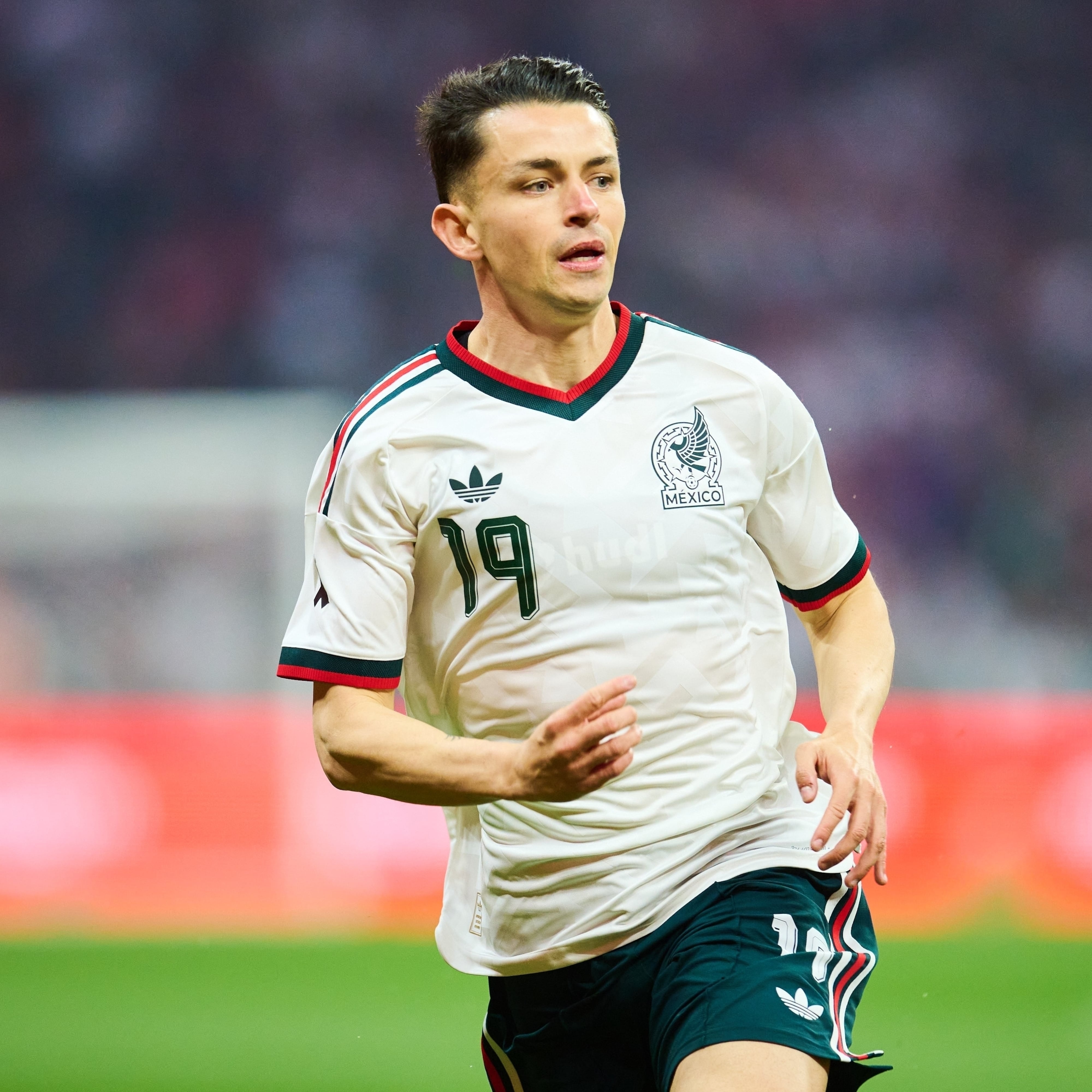 Álvaro Fidalgo vive momento incómodo con un aficionado en el México vs Portugal