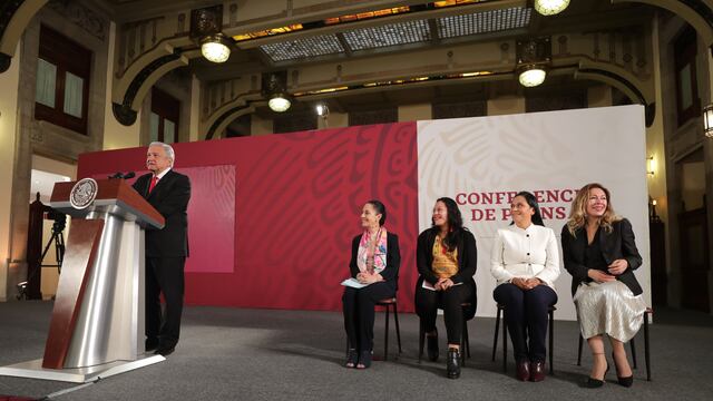 Cuauhtémoc, Ciudad de México, México, 10 de septiembre de 2019.
Andrés Manuel López Obrador, Presidente de México en conferencia de prensa en el Salón Tesorería de Palacio Nacional. Acompañan al mandatario: Claudia Sheinbaum Pardo, Jefa de Gobierno de la Ciudad de México; María Luisa Albores González, secretaria de Bienestar; Ariadna Montiel, subsecretaria de Bienestar; Cristina Cruz Cruz, coordinadora de Programas de Bienestar en la Ciudad de México.
Foto: Presidencia
El presidente López Obrador en conferencia de prensa