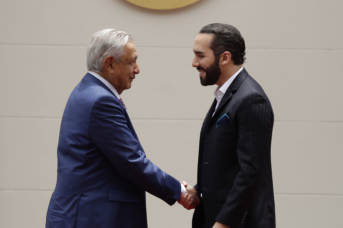 El mandatario de El Salvador, Nayib Bukele, saluda a su homólogo de México, Andrés Manuel López Obrador.