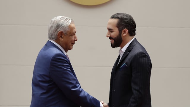 El mandatario de El Salvador, Nayib Bukele, saluda a su homólogo de México, Andrés Manuel López Obrador.