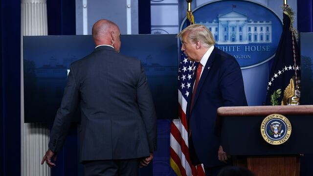 Donald Trump sale de conferencia de prensa