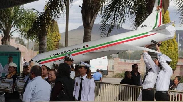 La réplica del avión apareció en un evento de AMLO en Jerez