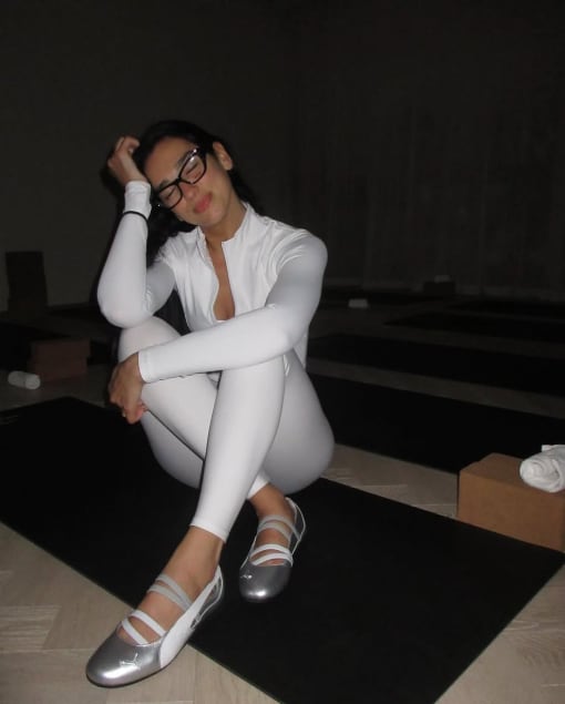 Dua Lipa promocionando las speedcat de Puma