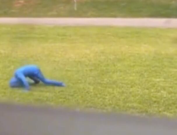 Niño con "traje invisible"