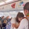 VIDEO: Viva Aerobus quiso bajar de vuelo a mujer con perrito de apoyo emocional y pasajeros la defendieron