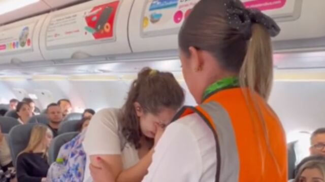 VIDEO: Viva Aerobus quiso bajar de vuelo a mujer con perrito de apoyo emocional