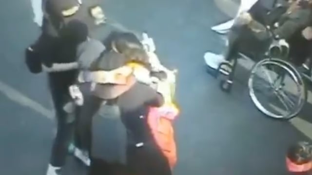 Alessandra Rojo de la Vega abraza encapuchadas en marcha del 25N