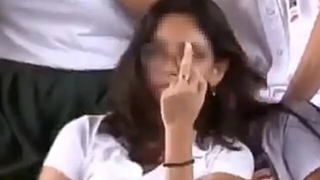 El aburrimiento llevó incluso a una jovencita a pintar el dedo ante las cámaras en un evento en Mérida de Jóvenes Construyendo el Futuro.