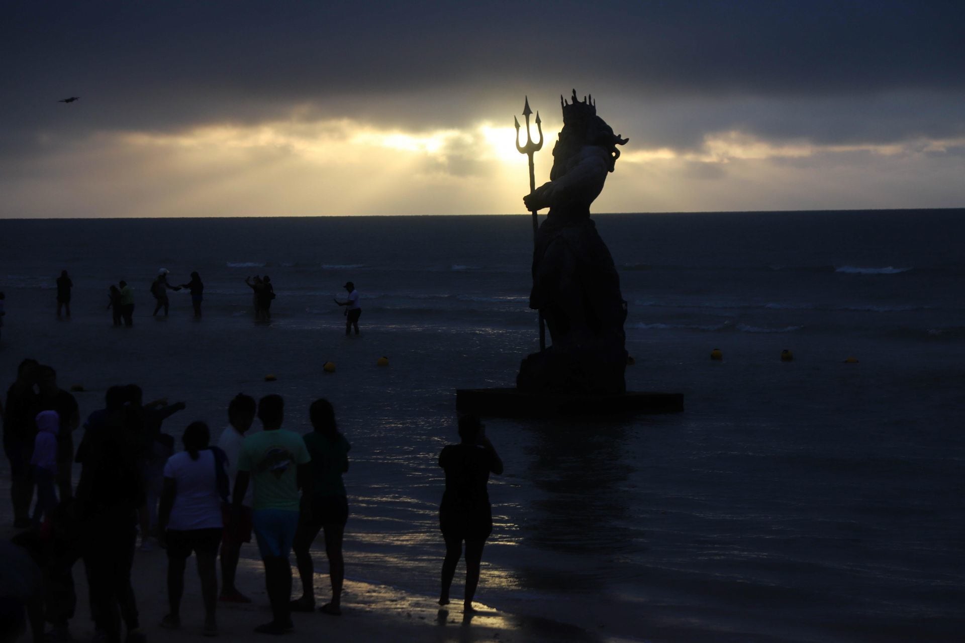Tras el paso de la tormenta tropical Beryl por Progreso, decenas de personas acudieron a la estatua de Poseidón para tomarse fotografías y videos