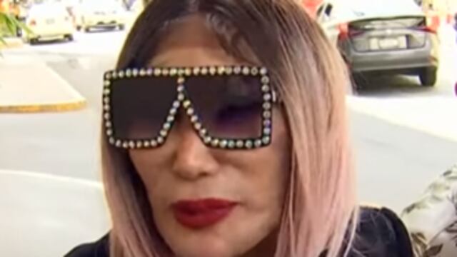 Lyn May con peluca mal acomodada.