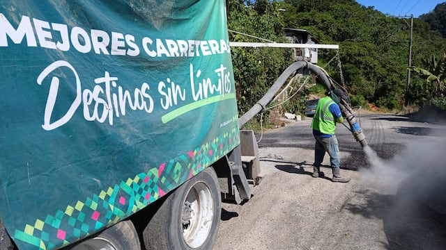 Ricardo Gallardo activa programa de mejora en caminos turísticos de SLP.