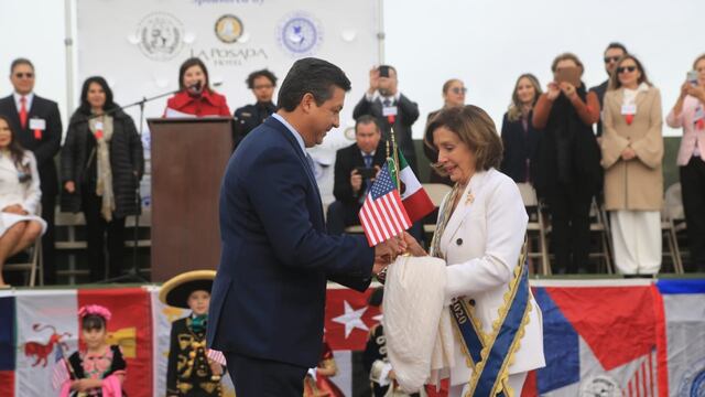 El abrazo de las autoridades. Ceremonia histórica.