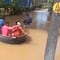 Usan olla de cocina para llegar a su boda debido a inundaciones (VIDEO)