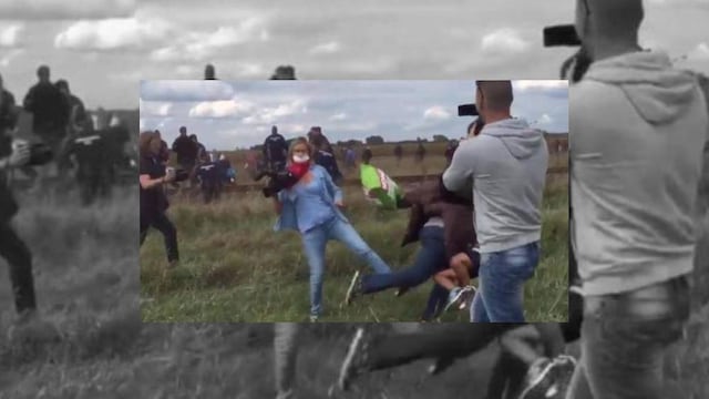 Momento en que la reportera húngara patea a refugiados