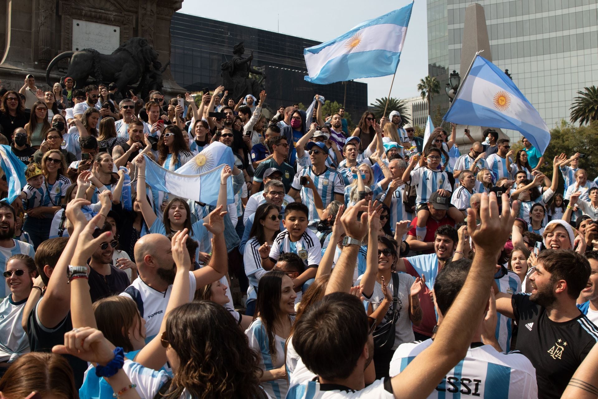 Aficionados de Argentina celebran en el Ángel de la Independencia