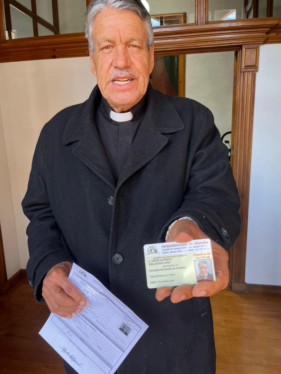 Padre Pistolas recupera su licencia para oficiar misa
