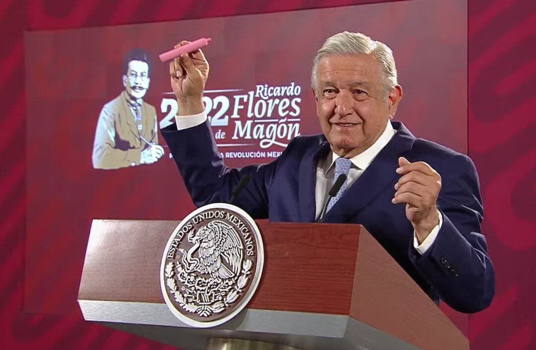AMLO exhibe un vapeador en la conferencia mañanera del 31 de mayo, Día Mundial sin Tabaco 2022