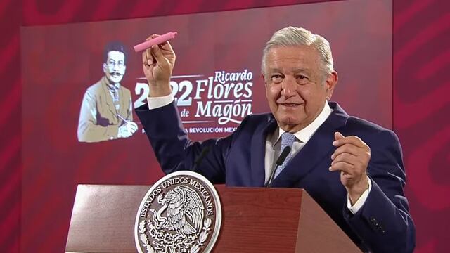 AMLO exhibe un vapeador en la conferencia mañanera del 31 de mayo, Día Mundial sin Tabaco 2022