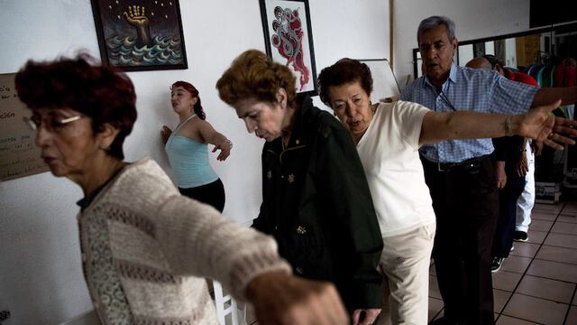 Adultos mayores asisten a clase de danza en la CDMX