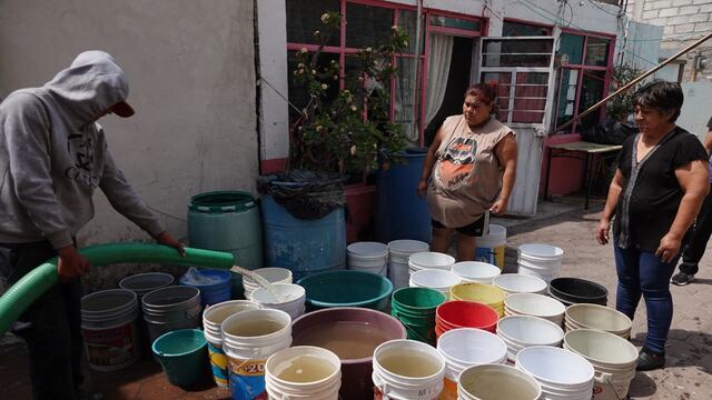 Familias de diferentes predios de la alcaldía Iztapalapa llenan botes y tambos de agua