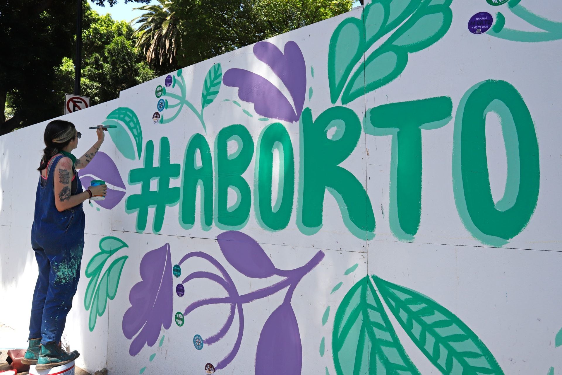 Mural con la palabra "aborto"