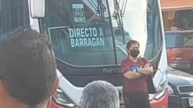 Mujer bloquea paso al camión