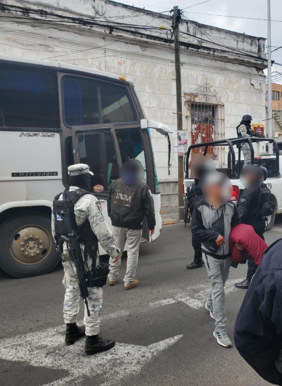 Detienen a cuatro “polleros” en Puebla; trasladaban 251 migrantes