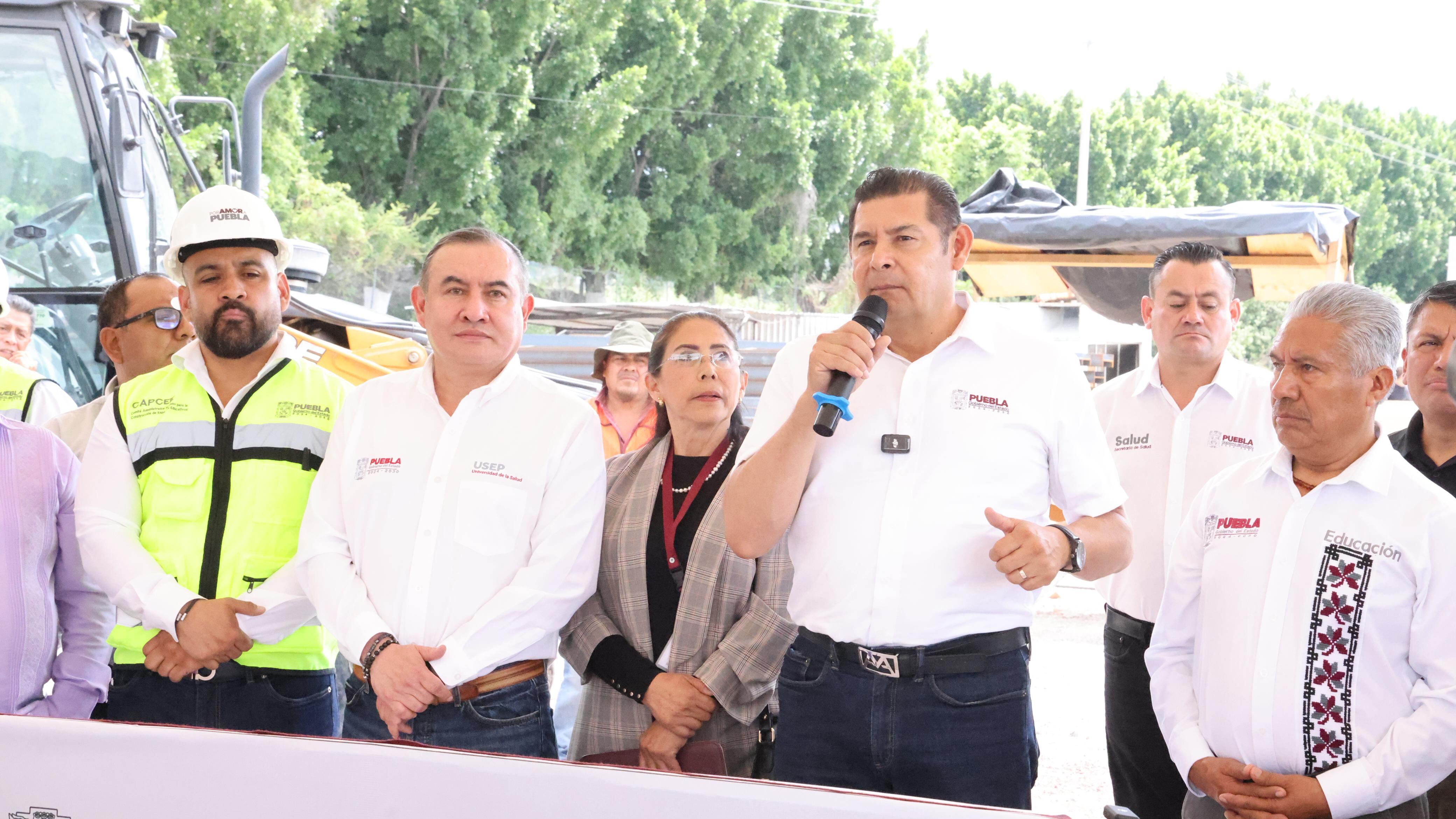 Alejandro Armenta combate la pobreza y promueve el desarrollo humano en Puebla