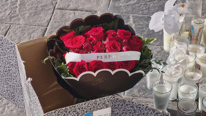 Dejan ramo de rosas pidiendo perdón frente a su salón de belleza de Valeria Márquez