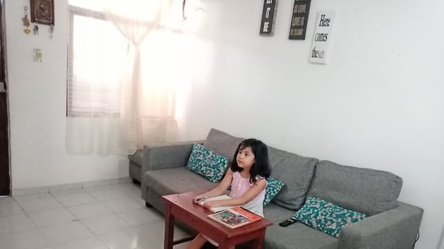 Se podría decir que el niño está en la escuela, aunque no lo esté