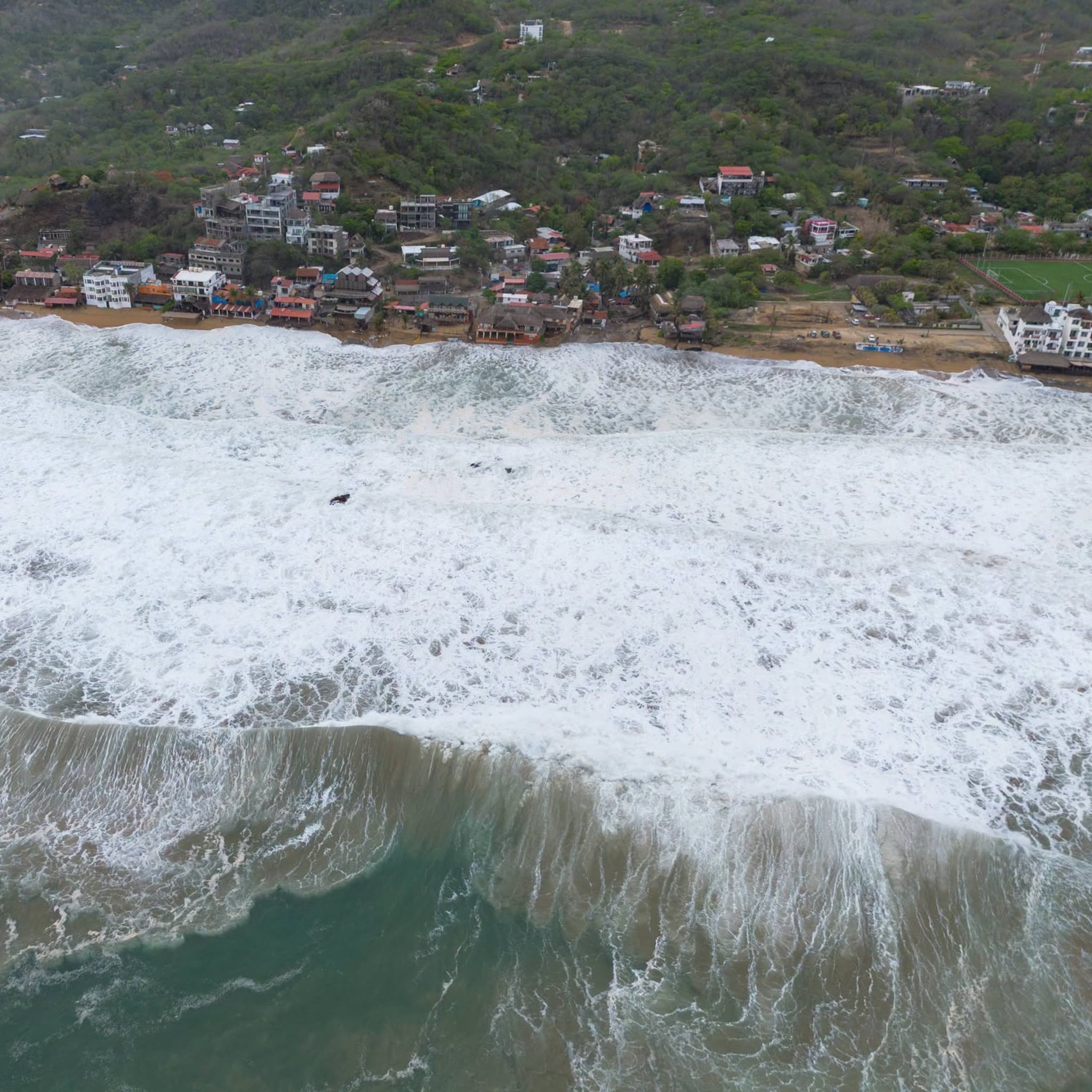 Mar de fondo provoca destrozos en Zipolite, Oaxaca