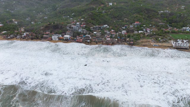 Mar de fondo provoca destrozos en Zipolite, Oaxaca