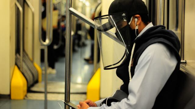 Pasajero en Metro de CDMX