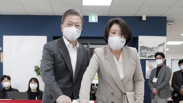 Moon Jae-in votando