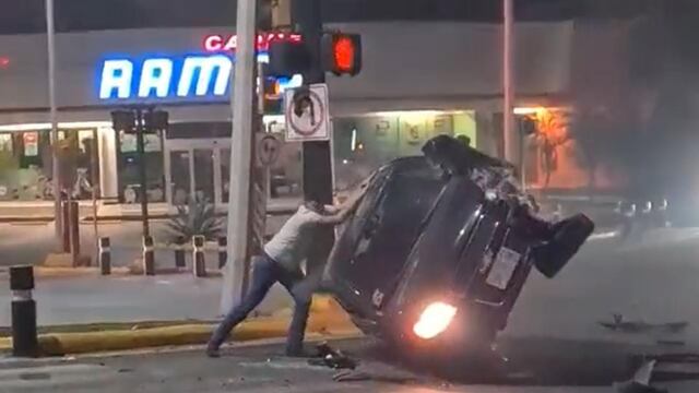 Hombre acomoda su carro volcado