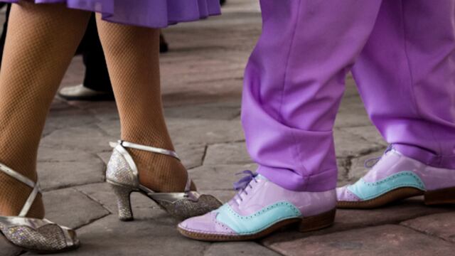 Cuando un hombre baila, emite señales que las mujeres interpretan como vigor, fuerza y calidad reproductiva.