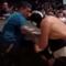 Luchador pierde la cabeza y agrede a un aficionado