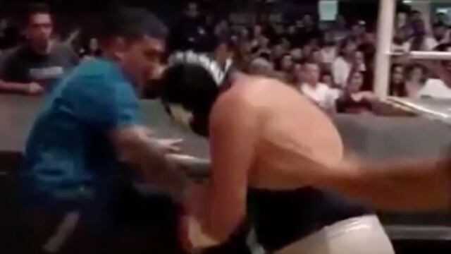 Luchador agrede a un aficionado