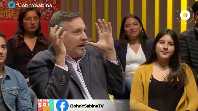 John Ackerman durante la transmisión del programa John y Sabina en Canal Once.