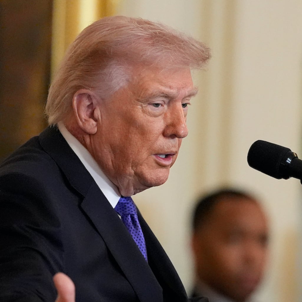 La marca roja en el cuello de Trump que generó dudas sobre su salud