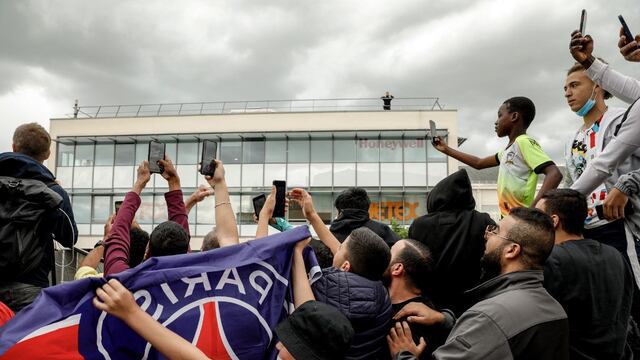 Fans del PSG en espera de Messi