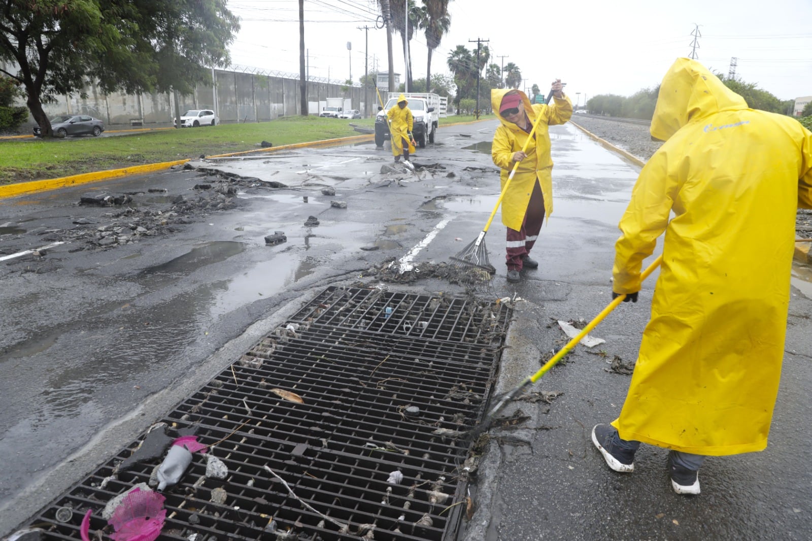 Cierran tramo de avenida Barragán en Escobedo por daños en el pavimento
