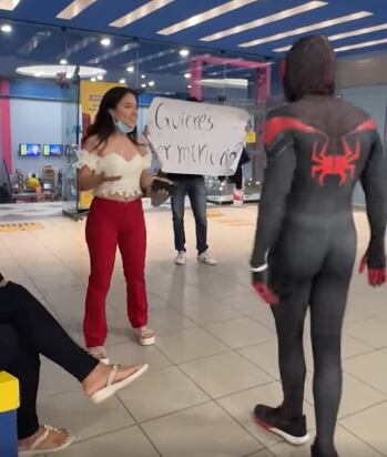 Joven se le declara a su amiga en el cine antes de ver "Spider-Man: No Way Home"