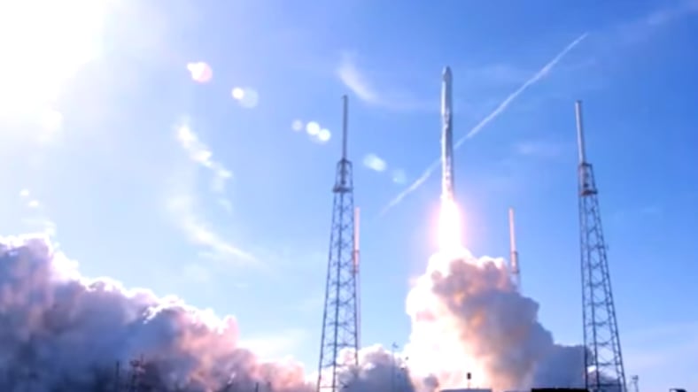 El lanzamiento de la misión CRS-13 de SpaceX.