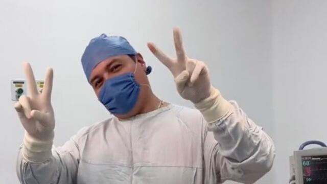 Cirujano lanza imperdible dinámica en plena liposucción