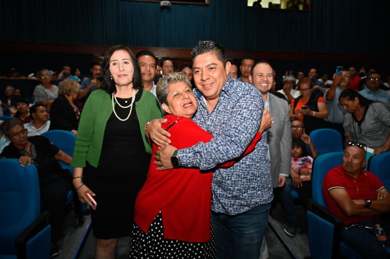 Ricardo Gallardo entrega concesiones de transporte público