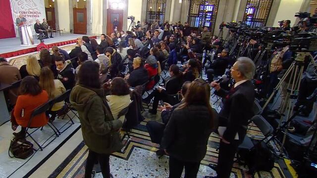 Nino Canún en conferencia de AMLO. Abucheado.