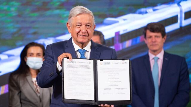 AMLO firma la construcción de vagones del Tren Maya